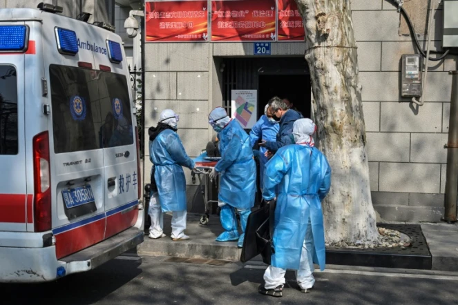 Une équipe médicale transporte un patient  soupçonné d'avoir contracté le coronavirus à Wuhan, le 30 janvier 2020