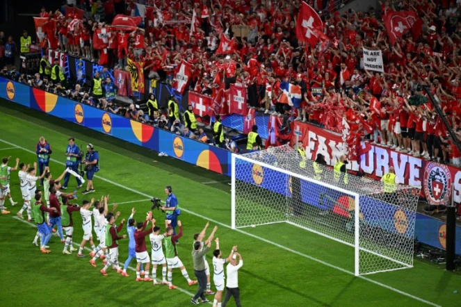 Les joueurs suisses saluent leurs supporters à Cologne après leur match nul 1-1 mercredi contre l'Ecosse en phase de groupe de l'Euro-2024.