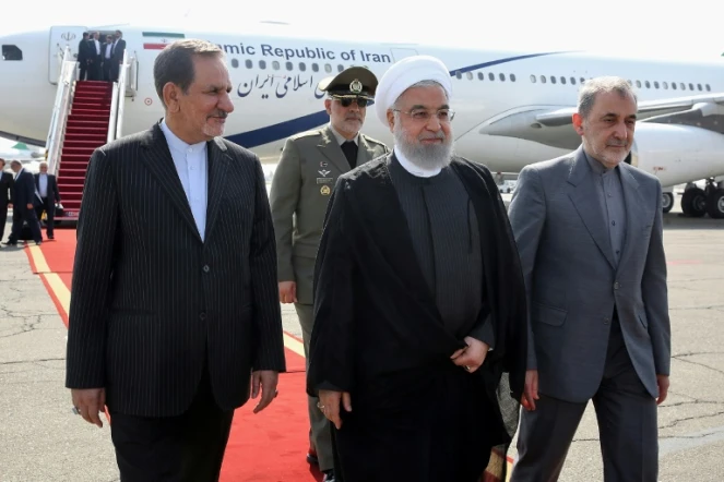 Photo fournie par la présidence iranienne montrant le président iranien Hassan Rohani (centre) à son arrivée à Téhéran, le 27 septembre 2019