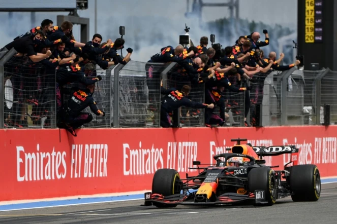 Les membres de l'écurie Red Bull félicitent Max Verstappen après sa victoire au GP de France de F1 sur le Circuit Paul-Ricard du Castellet le 20 juin 2021