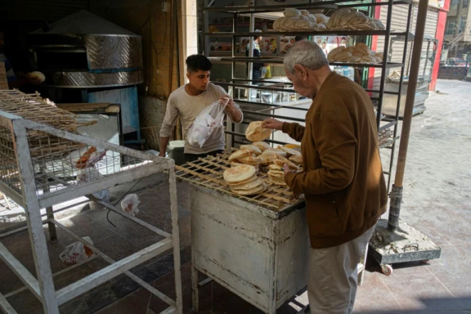 Un stand de boulanger au Caire, le 17 mars 2022
