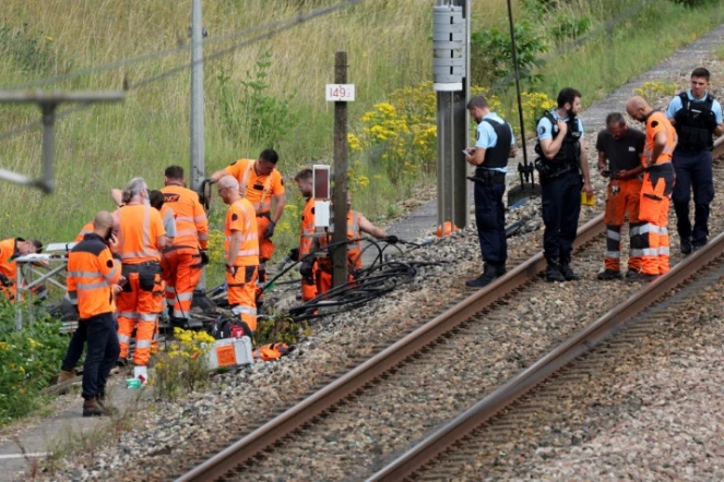 Des agents de la SNCF et des gendarmes sur les lieux d'un sabotage présumé à Croiselles, dans le nord de la France, le 26 juillet 2024