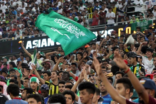 Des supporters saudiens à Jeddah, le 11 octobre 2016 lors du match de qualifications pour le Mondial-2018 face aux Emirats