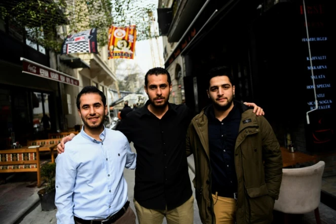 Les cinéastes syriens du film "Les Casques Blancs, "Khaled al-Khatib (D) et Fadi al-Halabi (G), et un membre de l'équipe, Abdelrahman Al-Mawass (C), le 27 février 2017 à Istanbul 