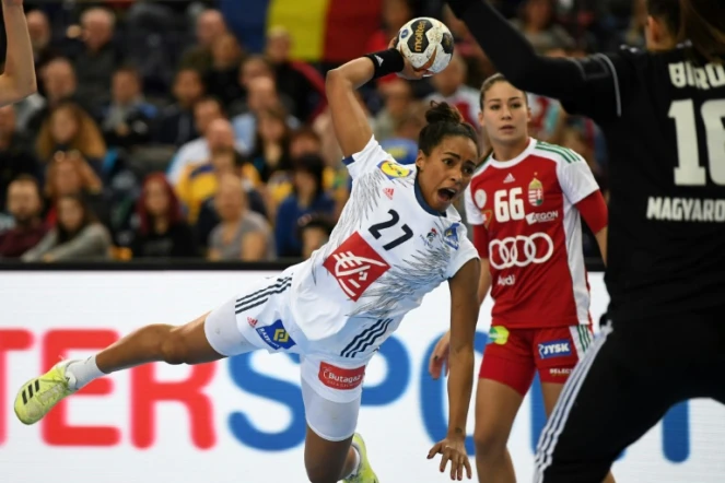 La Française Estelle Nzé-Minko tente de marquer face à la Hongrie au Mondial-2017 de handball féminin, le 10 décembre 2017 à Leipzig