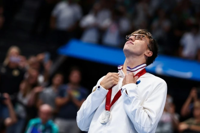 Alex Portal après sa médaille d'argent en para-natation aux Jeux paralympiques, le 29 août 2024 à Nanterre