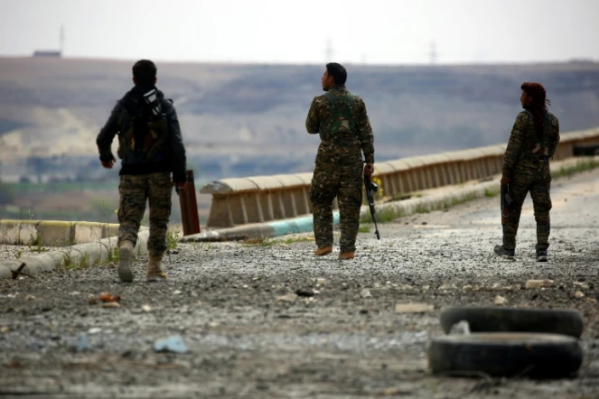 Des membres des Forces démocratiques syriennes, composées de combattants kurdes et arabes soutenus par Washington, inspectent le barrage de la ville de Tabqa partiellement reprise aux jihadistes de l'EI, le 27 mars 2017