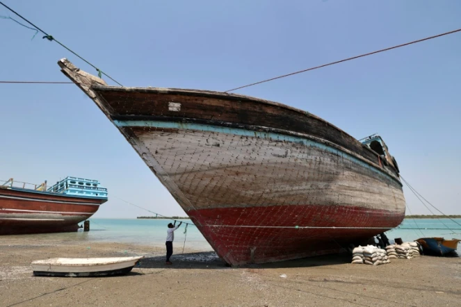 Des lenjs, bateaux traditionnels iraniens, attendent d'être restaurés dans l'île touristique iranienne de Qeshm, dans le Golfe, le 29 avril 2023