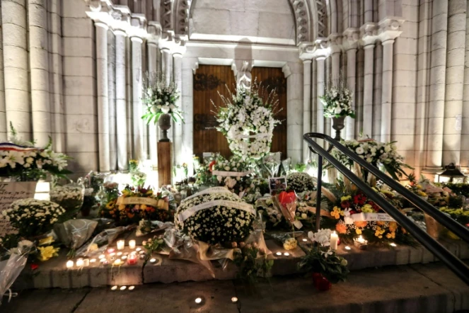 Des fleurs et des bougies déposées sur les marches de l'église de Notre-Dame de Nice, le 30 octobre 2020