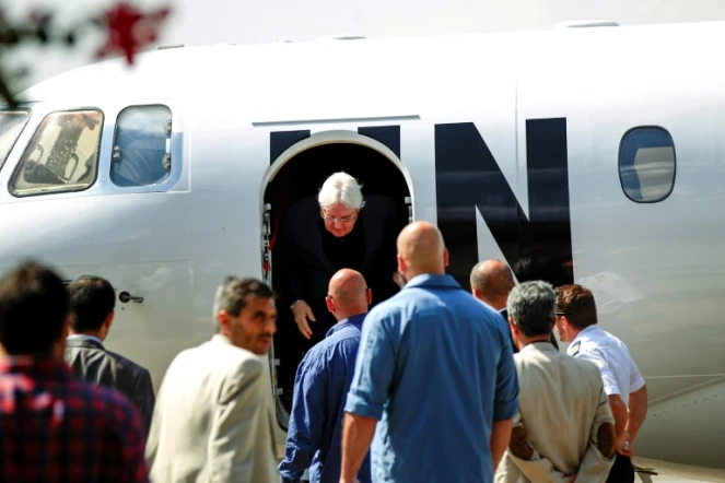 L'émissaire de l'ONU au Yémen, Martin Griffiths (C), à son arrivée à Sanaa, lors d'un déplacement le 21 novembre 2018