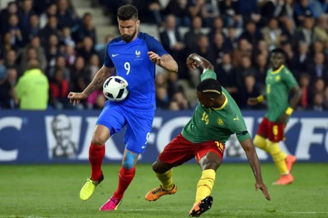 L'attaquant des Bleus Olivier Giroud (g) lors du match de préparation à l'Euro face au Cameroun, le 30 mai 2016 à La Beaujoire