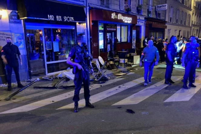 Des policiers près de la terrasse du Bar aux Sports, percutée par une voiture, à Paris le 29 juillet 2021