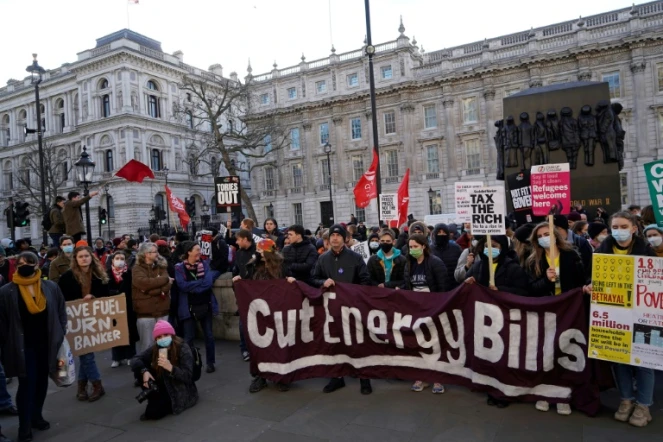 Des manifestants défilent contre la flambée du coût de la vie, le 12 février 2022 à Londres