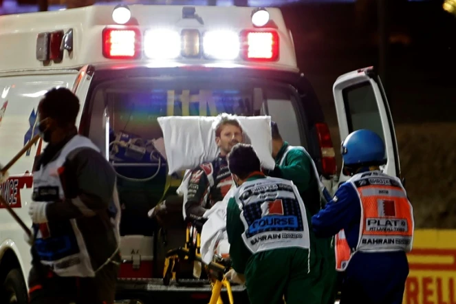 Romain Grosjean évacué par le personnel médical après son accident lors du GP de Bahreïn, à Sakhir, le 29 novembre 2020