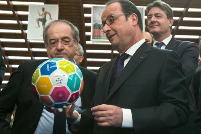François Hollande et le président de la Fédération française de football (FFF) Noël Le Graët, le 29 mars 2016 à Paris