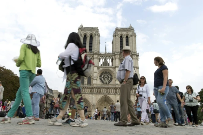 Des touristes devant la cathédrale Notre Dame de Paris, le 1er août 2014