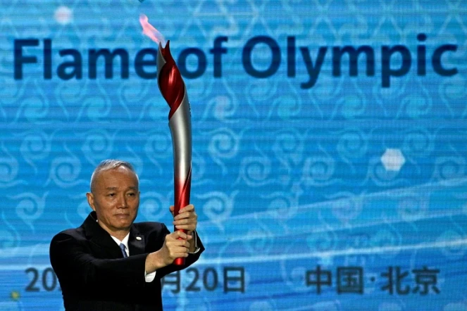 Le secrétaire du Parti communiste à Pékin, Cai Qi, tenant la torche olympique pour l'accueil de la flamme dans sa ville le 20 octobre 2021