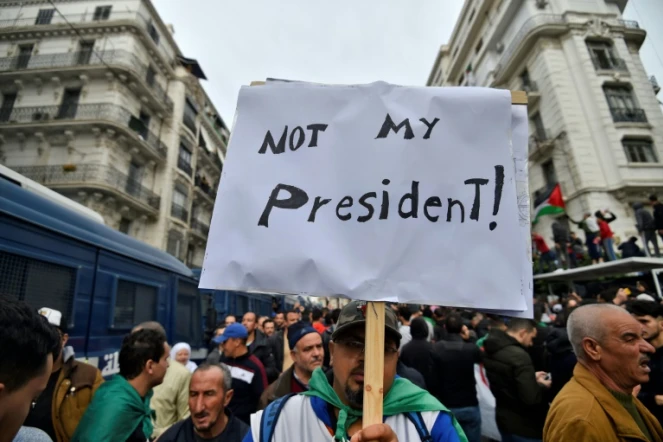 Un manifestant à Alger brandit une pancarte sur laquelle on peut lire "Pas mon président", le 13 décembre 2019
