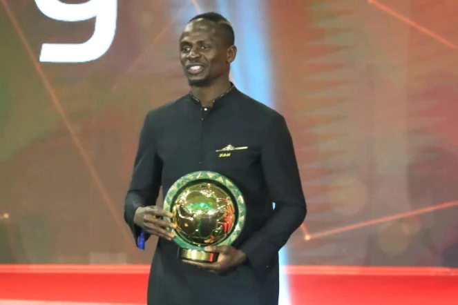 L'attaquant sénégalais Sadio Mané pose avec son trophée après avoir été désigné  meilleur joueur africain de 2019 lors d'une cérémonie à Hurghada, en Egypte, le 7 janvier 2020 