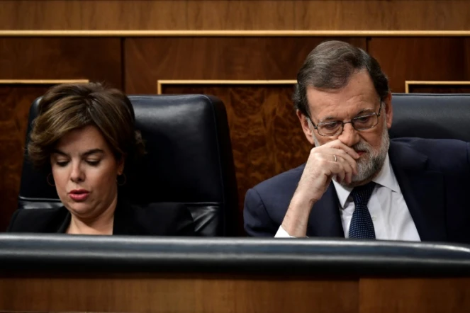 Le Premier ministre espagnol Mariano Rajoy et la vice-présidente du gouvernement Soraya Saenz de Santamaria, le 11 octobre 2017 au Parlement à Madrid