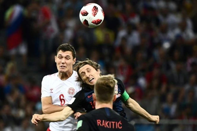 Le Danois Andreas Christensen (g) à la lutte avec le Croate Luka Modric en 8es de finale du Mondial, à Nijni Novgorod, le 1er juillet 2018