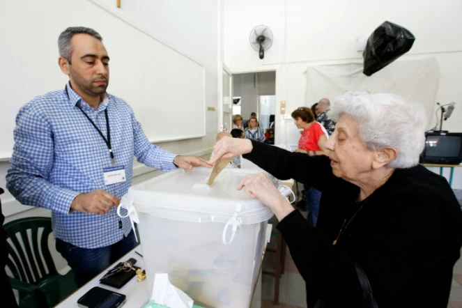 Une femme vote pour les municipales dans un bureau de Beyrouth, le 8 mai 2016  
