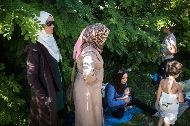 Des femmes attendent à Bapska en Croatie à la frontière avec la Serbie, le 23 septembre de monter dans des autobus pour les conduire dans un centre de transit