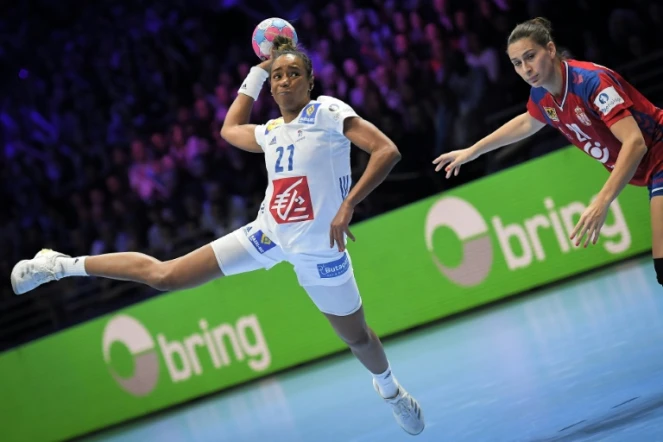 La Française Estelle Nze Minko tire au but face à la Serbie en match de poule de l'Euro féminin, le 12 décembre 2018 à Nantes