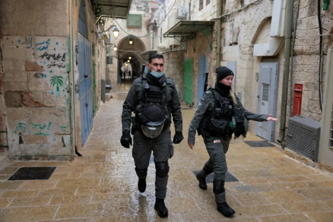 Deux gardes-frontières israéliens dans la Vieille Ville de Jérusalem après une attaque à l'arme à feu ayant tué une personne et blessé trois, le 21 novembre 2021