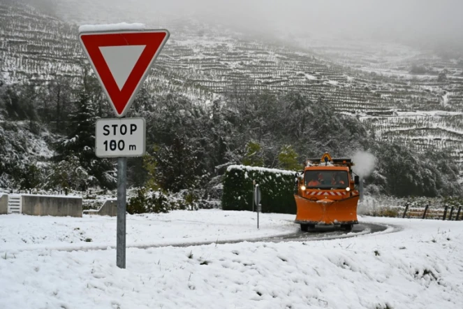 Un chasse-neige intervient sur une voie de circulation près de  Tournon-sur-Rhône, le 15 novembre 2019