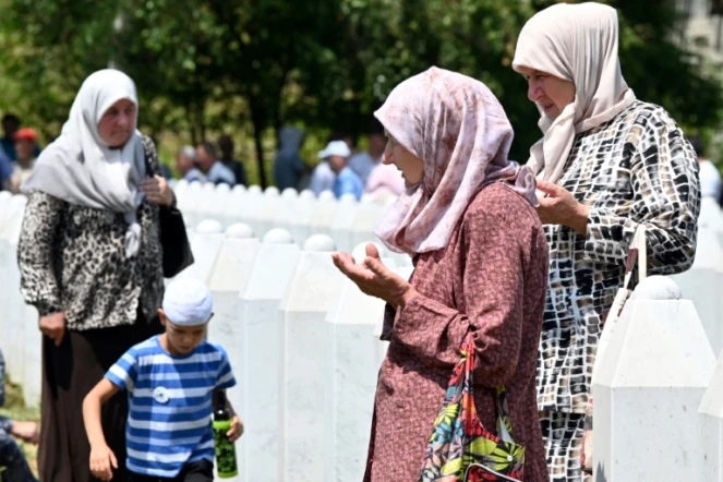 Des musulmans bosniaques réunis au mémorial de Potocari le 10 juillet 2021 avant la mise en terre des cercueils contenant les restes de victimes du massacre de Srebrenica en 1995