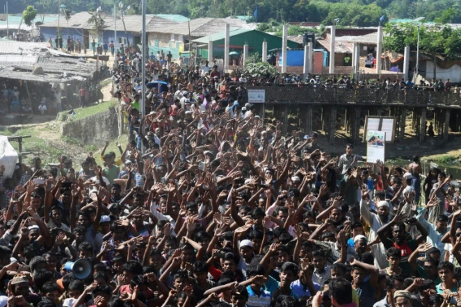 Des réfugiés Rohingyas manifestent contre un programme de rapatriement dans un camp près de Teknaf au Bangladesh, le 15 novembre 2018