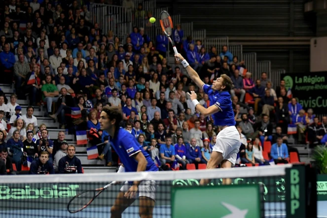 Nicolas Mahut smashe devant son coéquipier Pierre-Hugues Herbert pour l'équipe de France lors du double de Coupe Davis contre les Pays-Bas, le 3 février 2018 à Albertville