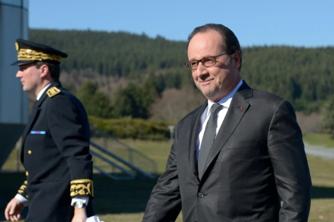 François Hollande visite le site pharmaceutique de Martin Dow à Meymac, le 16 mars 2017