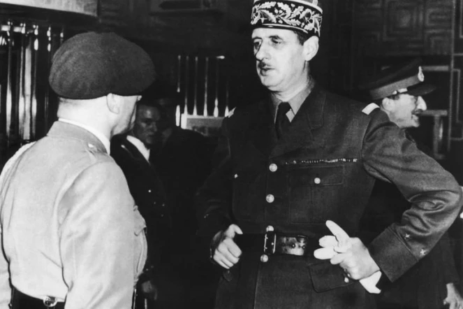 Le général de Gaulle en 1940 avec un officier inconnu à Londres