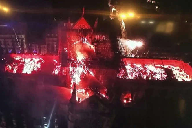 Capture d'écran de télévision d'une vue aérienne au 15 avril 2019 de l'incendie de la cathédrale Notre-Dame-de-Paris