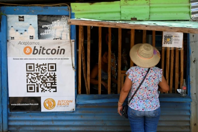 Une femme fait ses courses dans un lagasin qui accete le bitcoin à El Zonte (Salvador) le 4 septembre 2021