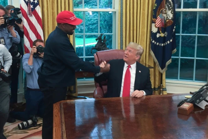 Le rappeur Kanye West (g) et le président Donald Trump dans le bureau ovale de la Maison Blanche à Washington, le 11 octobre 2018
