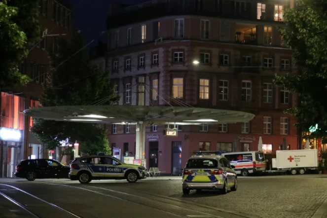 La police était déployée dans le centre de Wurtzbourg en Allemagne le 25 juin 2021 après une attaque au couteau