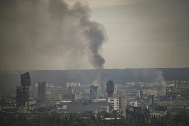 Les Russes tentent d'encercler les Ukrainiens à Severodonetsk, Zelensky réclame des armes