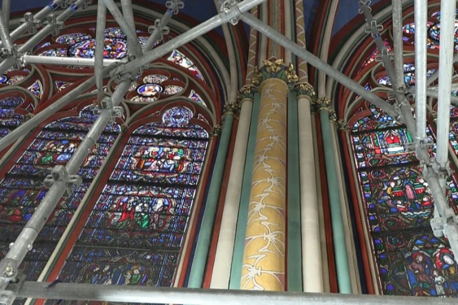 Image tirée d'une vidéo de l'AFP, le 11 avril 2024, montrant les vitraux et les piliers peints de Notre-Dame de Paris, pendant les travaux de restauration, cinq ans après l'incendie qui l'a dévastée