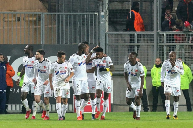 L'attaquant d'Amiens SC Serge Gakpé (N.37) a ouvert le score face à Monaco pour le retour du club au stade de La Licorne, le 17 novembre 2017
