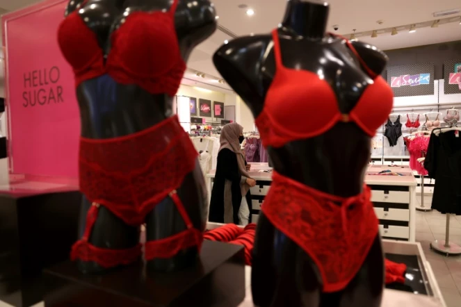 Des sous-vêtements de couleur rouge en vente dans une boutique à Ryad, le 9 février 2022 en Arabie saoudite