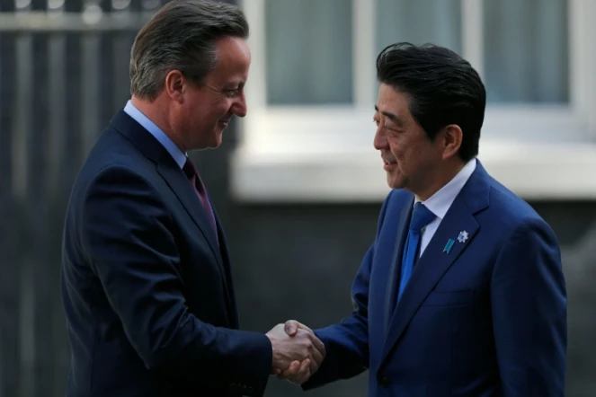 Le Premier ministre britannique David Cameron (g) et son homologue japonais Shinzo Abe, devant le 10 Downing Street à Londres le 5 mai 2016