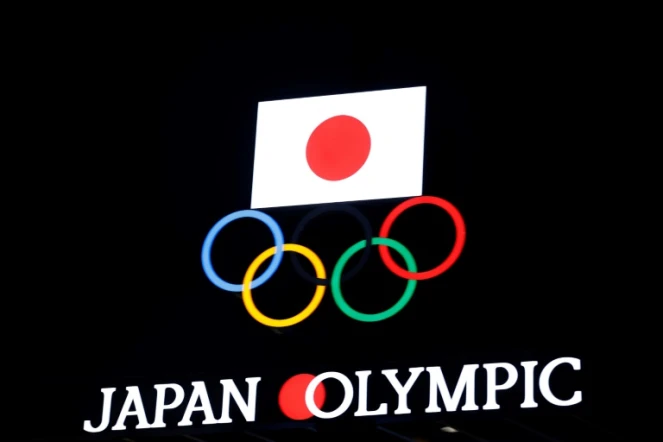 Les anneaux olympiques et un drapeau japonais sur le bâtiment du Musée olympique du Japon, à Tokyo, le 8 janvier 2021