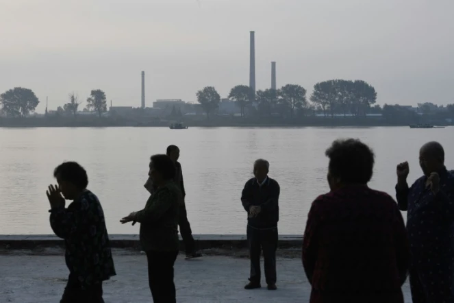 La rivière Yalu le 12 septembre 2016 entre la ville chinoise de Dandong et la ville nord-coréenne de Sinuiju