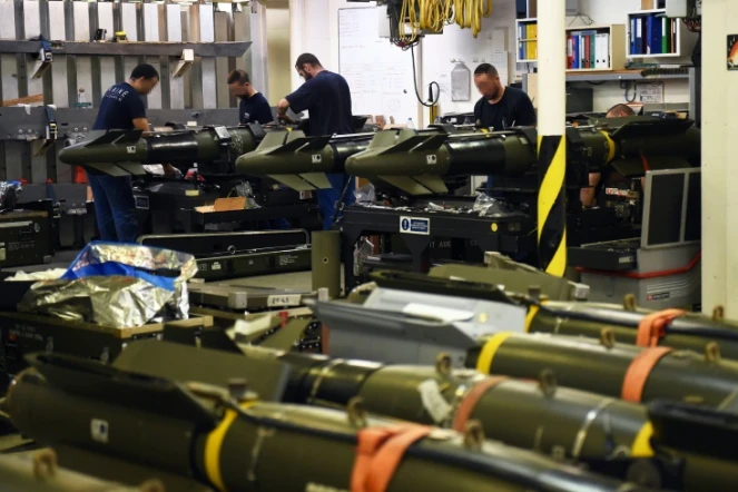 Des membres de la Marine française travaillent sur des missiles à bord du porte-avions Charles-de-Gaulle, le 22 novembre 2015 en Méditerranée
