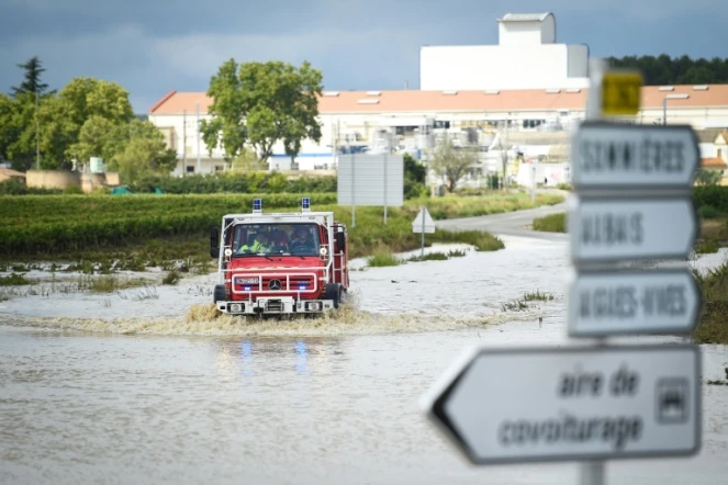 Un camion de pompiers sur une route inondée d'aigues-Vive, le 14 septembre 2021 dans le Gard