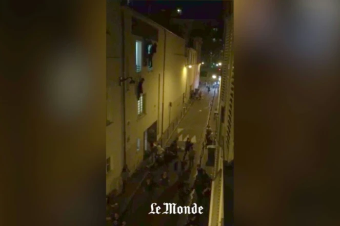 Image extraite d'une vidéo tournée sur un smartphone par un journaliste du Monde montrant des otages du Bataclan suspendus à une fenêtre de la salle de concert ou fuyant dans la rue pendant l'attaque, le 13 novembre 2015 à Paris