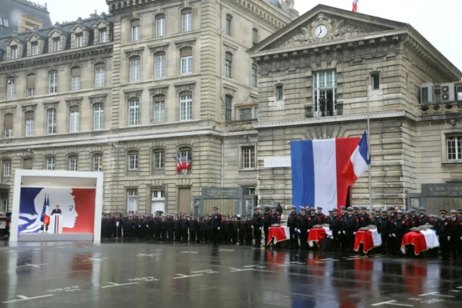 Le président Emmanuel Macron (G) prononce un discours lors de l'hommage aux quatre victimes de l'attaque de la préfecture de police, à Paris le 8 octobre 2019